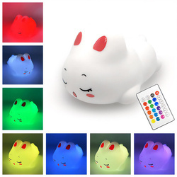 POKKY Dreaming Bunny - Silikonowa, multikolorowa lampka nocna z akumulatorem. Steruj za pomocą klepnięcia lub dostarczonym pilotem. 17 kolorów, 3 poziomy jasności, timer czasowy. USB do ładowania.