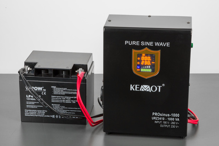 Zasilacz awaryjny naścienny KEMOT PROsinus-1000 przetwornica z czystym przebiegiem sinusoidalnym i funkcją ładowania 12V 230V 1000VA/700W