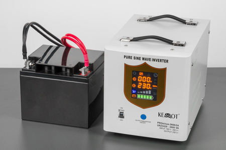 Zasilacz awaryjny KEMOT PROsinus-2600/24 przetwornica z czystym przebiegiem sinusoidalnym i funkcją ładowania 24V 230V 2600VA/1800W