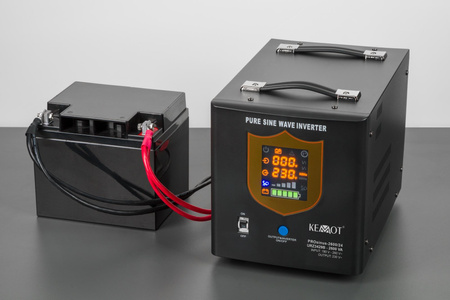 Zasilacz awaryjny KEMOT PROsinus-2600/24 przetwornica z czystym przebiegiem sinusoidalnym i funkcją ładowania 24V 230V 2600VA/1800W - kolor czarny
