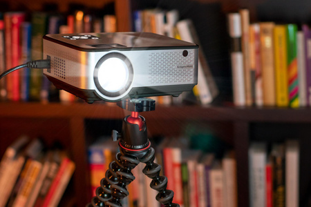 Projektor LED z Wi-Fi Kruger&Matz V-LED50