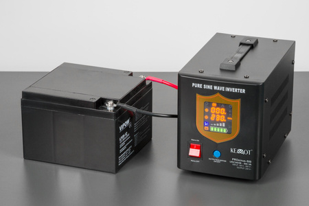 Zasilacz awaryjny KEMOT PROsinus-500 przetwornica z czystym przebiegiem sinusoidalnym i funkcją ładowania 12V 230V 500VA/300W - kolor czarny