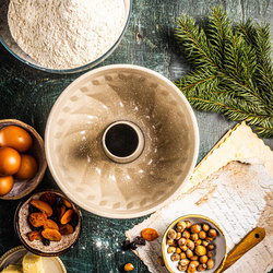 Forma, metalowa, okrągła z dziurką, z powłoką nieprzywieralną, czarna, średnica 22 cm, KH-1993